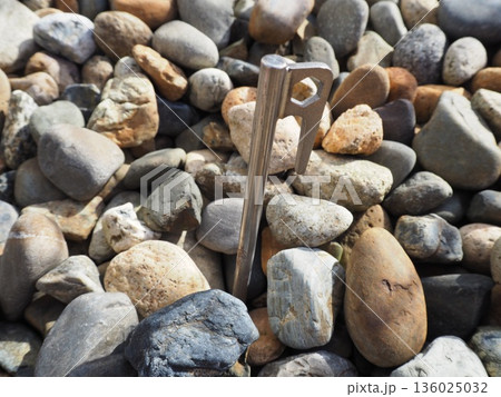 アウトドアで使用するキャンプペグ 136025032