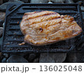 アウトドア用の鉄板で焼いた肉料理の接写 136025048