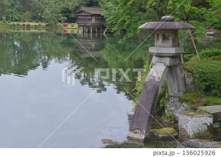 兼六園　霞ヶ池と徽軫灯籠 136025926
