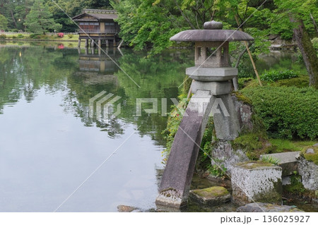 兼六園　霞ヶ池と徽軫灯籠 136025927