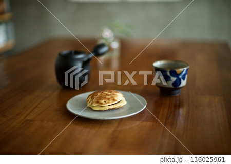 温かい緑茶とおやつのどら焼き 136025961