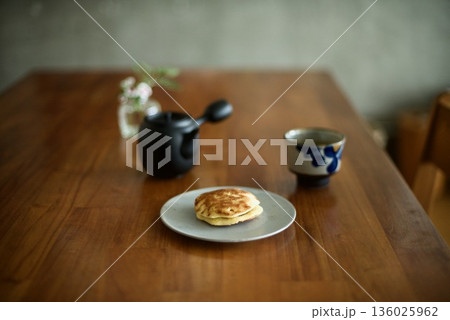 温かい緑茶とおやつのどら焼き 136025962