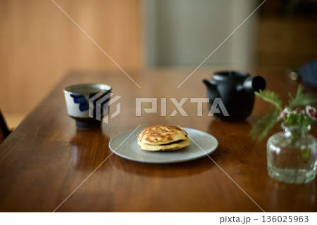 温かい緑茶とおやつのどら焼き 136025963