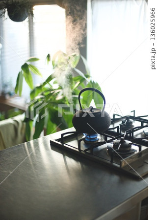 鉄瓶でお湯を沸かしているところ 鉄瓶でお湯を沸かしているところ 136025966