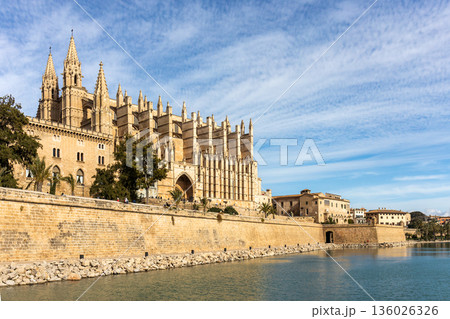 Palma Cathedral, also known as La Seu, and the artificial lake of the Parc de la Mar in the town of Palma, Mallorca, Balearic Islands, Spain, Europe Palma Cathedral, also known as La Seu, and the artificial lake of the Parc de la Mar in the town of Palma, Mallorca, Balearic Islands, Spain, Europe 136026326