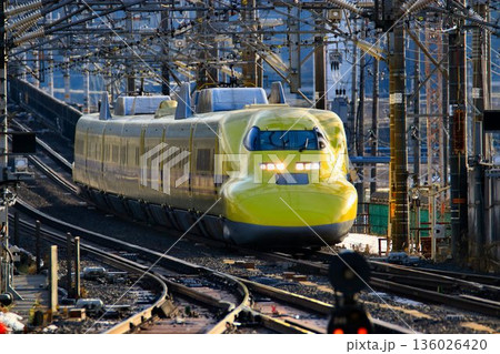 幸せの黄色い新幹線が米原駅へ… 東海道新幹線・ドクターイエロー『923形』 136026420