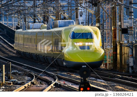 幸せの黄色い新幹線が米原駅へ… 東海道新幹線・ドクターイエロー『923形』 136026421
