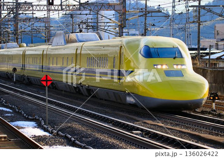 幸せの黄色い新幹線が米原駅へ… 東海道新幹線・ドクターイエロー『923形』 136026422