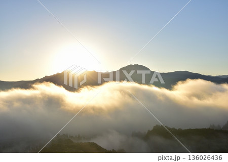 浦佐・ヤゴ平林道東屋からの魚沼盆地の雲海 浦佐・ヤゴ平林道東屋からの魚沼盆地の雲海 136026436