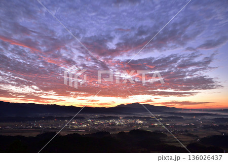 鳥神岡（伊佐富士）山頂からの伊佐盆地の雲海 136026437