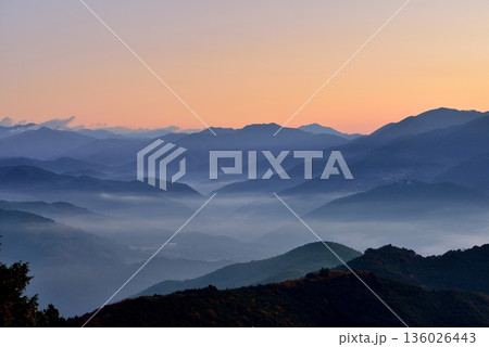 潮見峠からの中辺路（熊野古道）の雲海（霧） 136026443