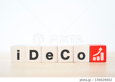 iDeCoで資産形成。上昇グラフの積立投資イメージ。 136026602