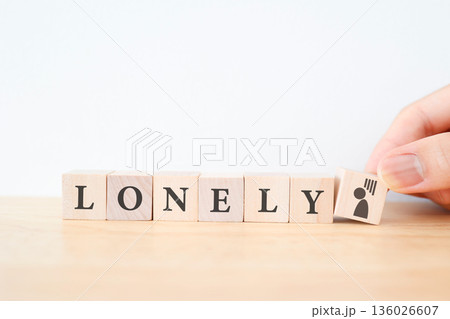孤独を表すLONELYの文字と落ち込む人のシルエット。 136026607