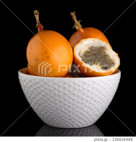 Passion fruit maracuja granadilla Passion fruit maracuja granadilla 136026988