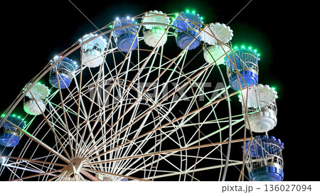 Spinning ferris wheel in motion Spinning ferris wheel in motion 136027094