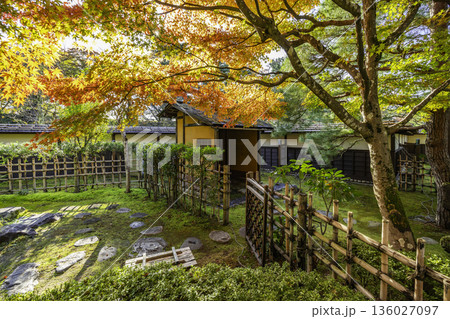 会津　鶴ヶ城　茶室麟閣　蹲踞と中門と腰掛待合　福島県会津若松市 136027097
