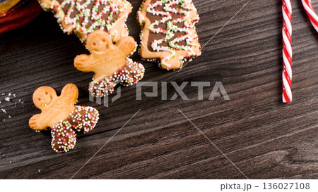 Christmas gingerbread cookies Christmas gingerbread cookies 136027108