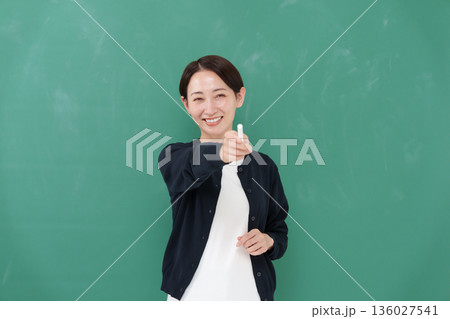 女性 教師 笑顔 女性 教師 笑顔 136027541
