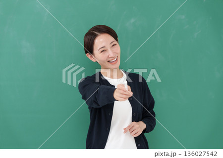 女性　教師　笑顔 136027542