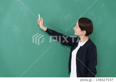 女性 教師 笑顔 女性 教師 笑顔 136027547