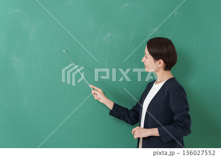 女性 教師 笑顔 女性 教師 笑顔 136027552