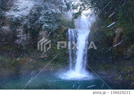 冬の慈恩の滝（大分県玖珠町） 136028221