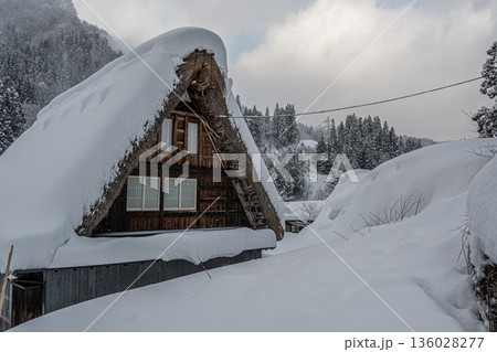 越中五箇山相倉合掌造り集落の雪景色 越中五箇山相倉合掌造り集落の雪景色 136028277