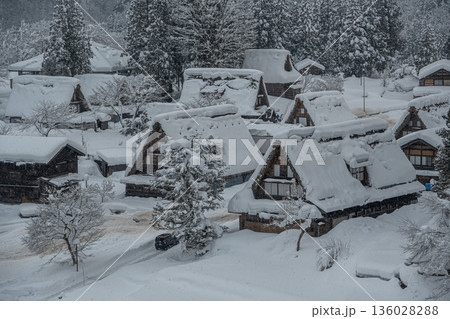 越中五箇山相倉合掌造り集落の雪景色 越中五箇山相倉合掌造り集落の雪景色 136028288
