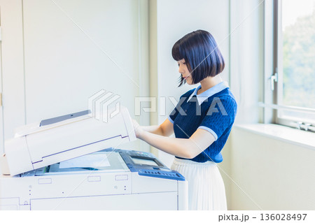 オフイスで働く女性 136028497