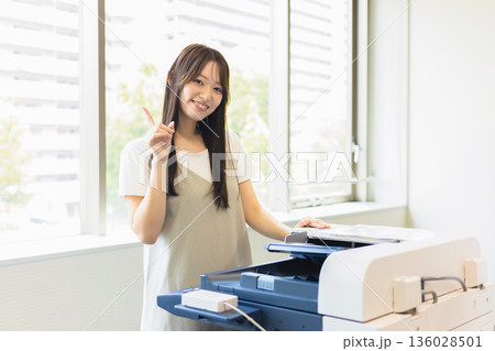 オフイスで働く女性 オフイスで働く女性 136028501