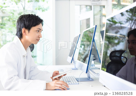 白衣の若い男性 白衣の若い男性 136028528