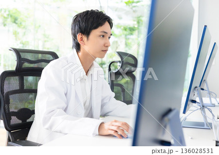白衣の若い男性 白衣の若い男性 136028531