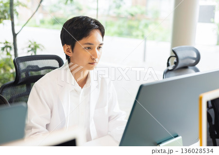 白衣の男性 白衣の男性 136028534