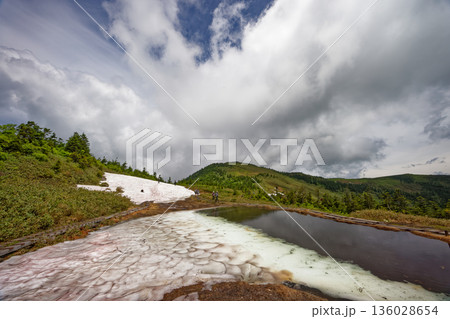 残雪の駒ノ大池と会津駒ヶ岳山頂 136028654