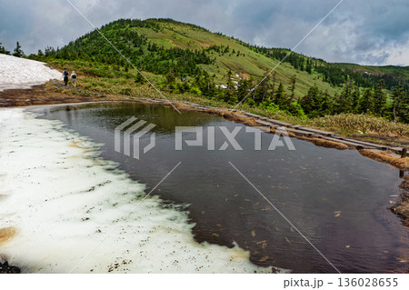 残雪の駒ノ大池と会津駒ヶ岳山頂 残雪の駒ノ大池と会津駒ヶ岳山頂 136028655