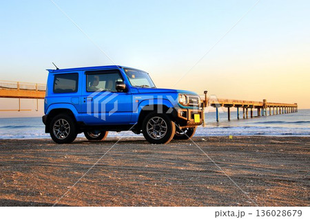 本格派4駆なのにキュートな外観… 『ジムニー』と【須田浜海岸】の朝陽 136028679