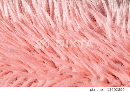 白いふわふわした毛並みのクローズアップ05 136028904