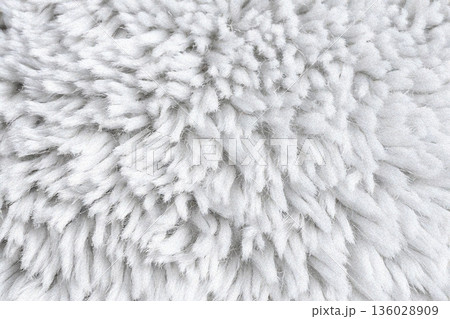 白いふわふわした毛並みのクローズアップ10 136028909