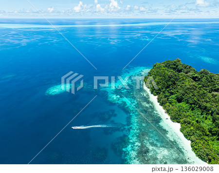 空から見る南国の島 ウーロン島 パラオの風景 空から見る南国の島 ウーロン島 パラオの風景 136029008
