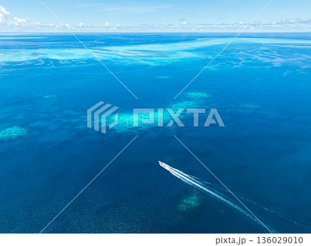 空から見る青い海　パラオの風景 136029010