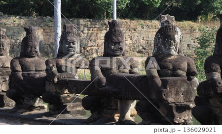 カンボジア アンコールトム 南大門の参道 136029021