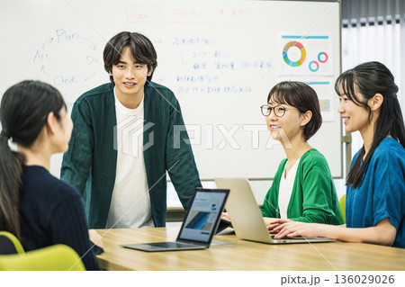会議室でミーティングをする若い男女 136029026
