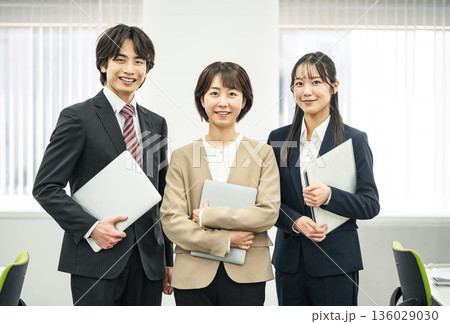 オフィスで働く若いビジネスパーソンのポートレート 136029030