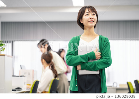 オフィスで働く若い女性社員 オフィスで働く若い女性社員 136029039