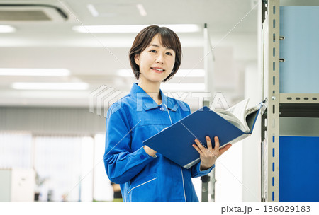 作業服を着た若い女性のポートレート 136029183