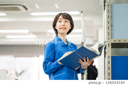作業服を着た若い女性のポートレート 作業服を着た若い女性のポートレート 136029184