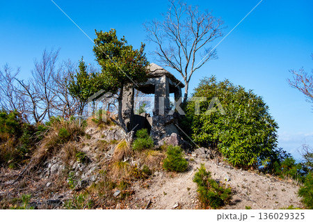 駟馳山(しちやま)山頂の防空監視所 鳥取県鳥取市・岩美郡 駟馳山(しちやま)山頂の防空監視所 鳥取県鳥取市・岩美郡 136029325