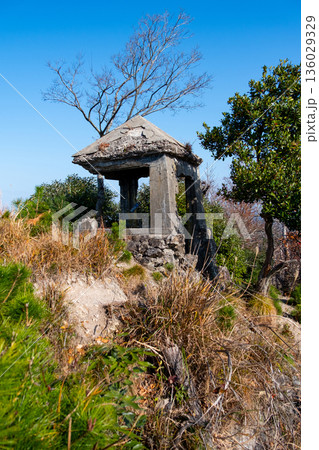 駟馳山(しちやま)山頂の防空監視所 鳥取県鳥取市・岩美郡 駟馳山(しちやま)山頂の防空監視所 鳥取県鳥取市・岩美郡 136029329