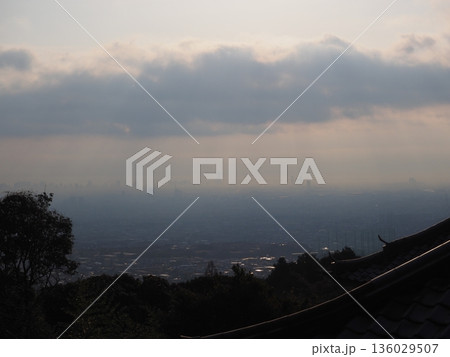 幻想的な朝の風景 136029507