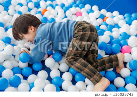 ボールプールで遊ぶ男の子 136029742